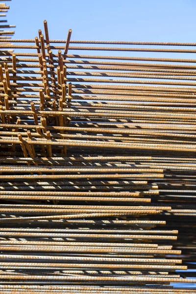 Takviye çubukları paketlerine periyodik bir profille metal ürünler depoda saklanır