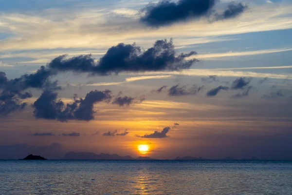 Colorful sunset above the sea. Summer vacation concept. Thailand — Stock Photo, Image