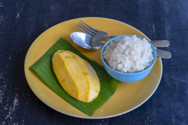 Tay tarzında tatlı, plaka üzerinde yapışkan pirinç ile mango. Sarı mango ve yapışkan pirinç olduğunu Tayland popüler geleneksel tatlı