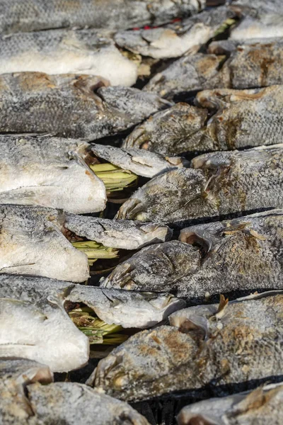 Thai street vendor vende pesce alla griglia al mercato di strada a Koh Phangan, Thailandia. Da vicino. — Foto Stock