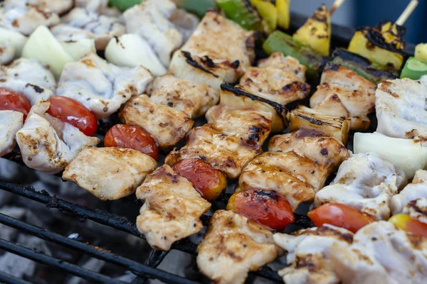 Nyárs grillsütő, zöldkaliforniai paprika, piros paradicsom, és a hús eladása az utcai piacon, Thaiföld, Vértes — Stock Fotó