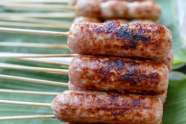 Salsicha tailandesa grelhada no mercado de comida de rua na Tailândia. Salsicha tailandesa tradicional com carne de porco e arroz, deliciosa comida de rua . — Fotografia de Stock