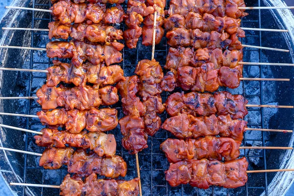 Thai street vendor vende carne di pollo alla griglia al mercato street food a isola di Koh Phangan, Thailandia. Primo piano — Foto Stock