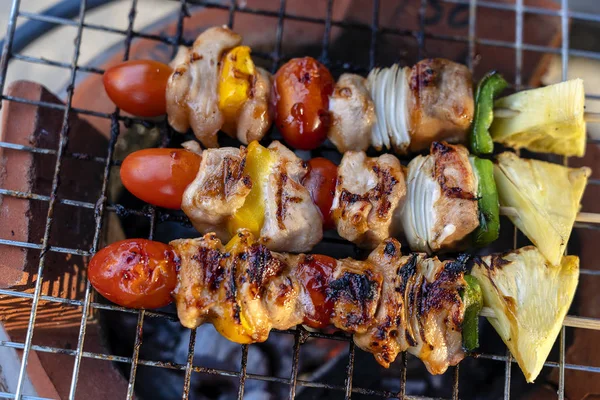 Spiedini con pezzi di barbecue alla griglia, peperone verde, pomodoro rosso e carne in vendita nel mercato di strada, Thailandia, primo piano — Foto Stock