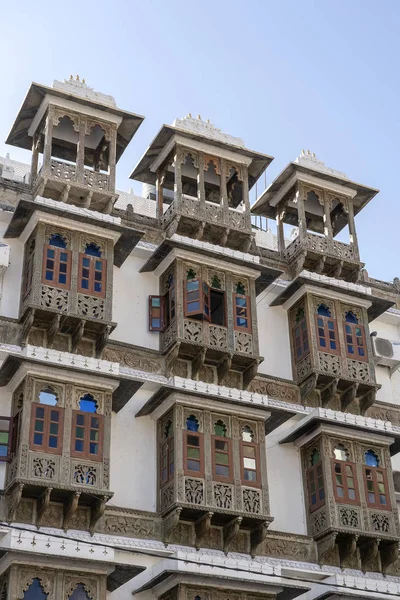 Detalhe da arquitetura, fachada decorada em Jaipur, Rajasthan, Índia — Fotografia de Stock