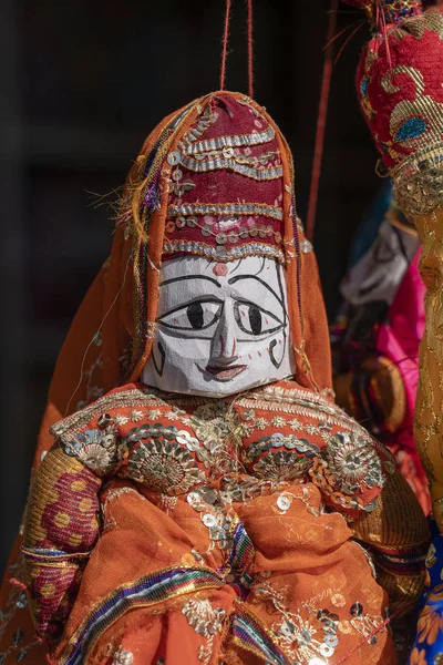 Fantoches feitos à mão ligados a cordas em Rajasthan, Índia. Fechar boneca — Fotografia de Stock