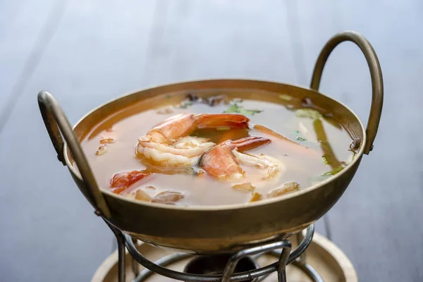 톰 얌 쿵 또는 톰 얌, 톰 얌 태국에서 전형적인 매운 맑은 수프입니다. 태국에서 인기 있는 음식 — 스톡 사진