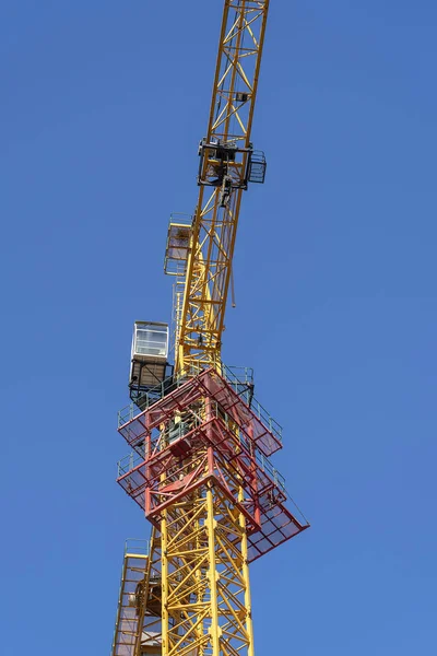 Guindaste amarelo e céu azul no local de construção — Fotografia de Stock