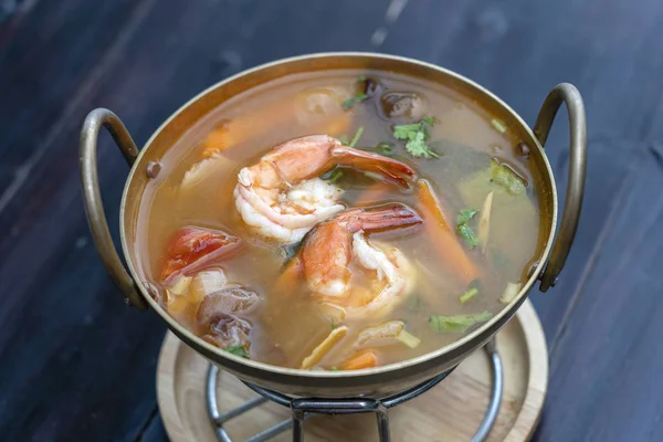 Tom yam kung or Tom yum, Tom yam is a spicy clear soup typical in Thailand. Popular food in Thailand — Stock Photo, Image