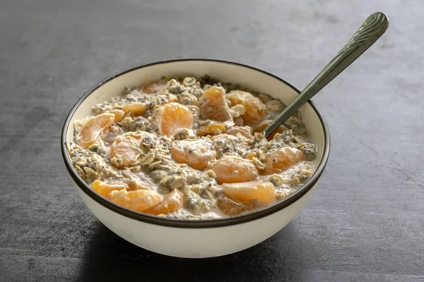 Müsli und Joghurt mit Banane, Mandarine, Chiasamen und Haferflocken, gesundes Ernährungskonzept, Nahaufnahme — Stockfoto