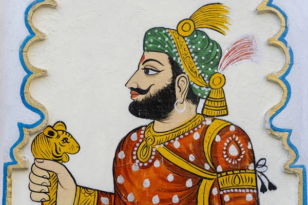 Decorative traditional drawings on the wall of the fence in the street of the city Udaipur, Rajasthan, India — Stock Photo, Image