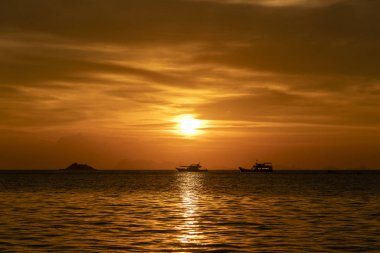 Denizin üzerinde renkli gün batımı. Yaz tatili konsepti. Tayland