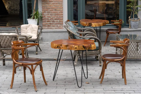 Stůl a židle v pouliční kavárně blízko — Stock fotografie