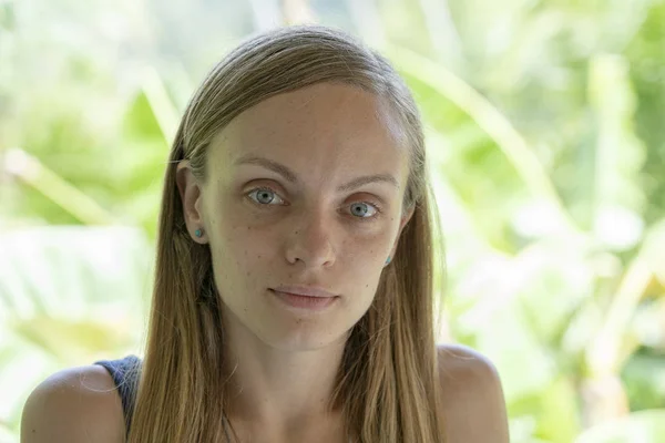 Primer plano caucásico cara de chica. Retrato de mujer joven en la naturaleza — Foto de Stock