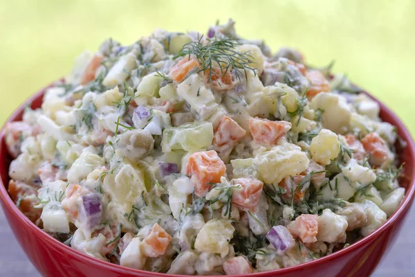 Υγιής σπιτική Ρωσική παραδοσιακή σαλάτα Ολιβιέ έτοιμος να φάει, κοντινό — Φωτογραφία Αρχείου