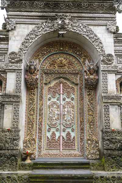 우붓, 아일랜드 발리, 인도네시아의 전통적인 사원 문. 클로즈업 — 스톡 사진