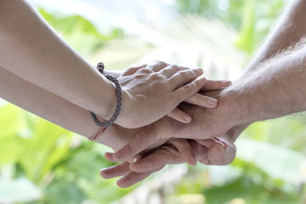 Viele Hände versammeln sich in der Mitte eines Kreises. Nahaufnahme im Freien — Stockfoto