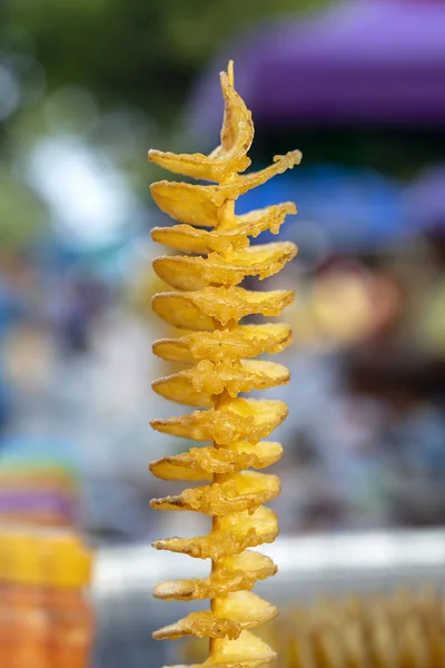 Comida insalubre, batatas fritas de cozinha, comida de rua, um deleite, gordura de ato de fritar, mercado de Tailândia. Fechar. — Fotografia de Stock