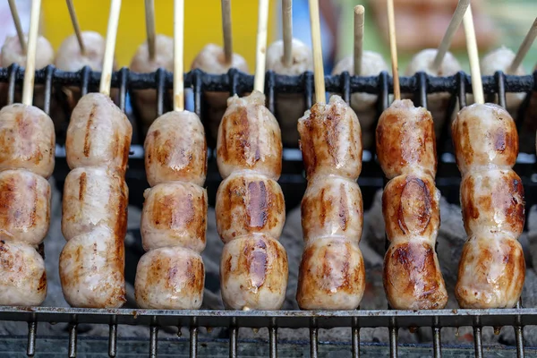 Gegrilde Thaise worst op straatvoedsel markt in Thailand, close-up. Traditionele Thaise worst met varkensvlees en rijst, heerlijk straat eten — Stockfoto