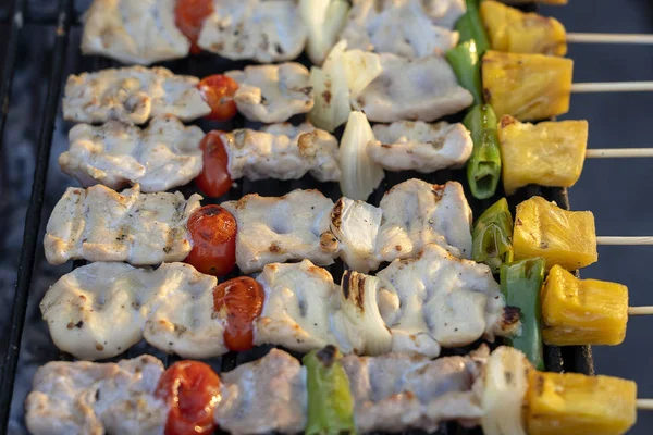 Espetos com pedaços de churrasco grelhado, pimentão verde, tomate vermelho e carne para vender no mercado de rua, Tailândia, close-up — Fotografia de Stock