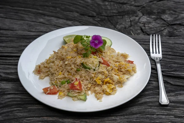 Riz frit aux crevettes et légumes dans un plat blanc sur une vieille table en bois, fermer. Cuisine thaïlandaise, Cuisine thaïlandaise — Photo