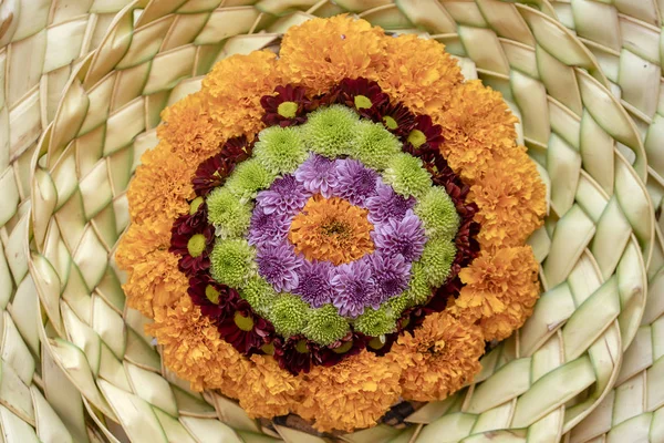 En krans av halm och blommor för religiösa ceremonier på ön Bali, Indonesien, närbild — Stockfoto