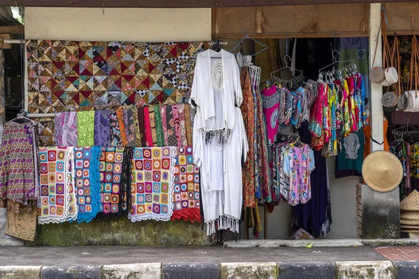 Loja de roupas de rua e lembranças, de perto. Island Bali, Indonésia — Fotografia de Stock