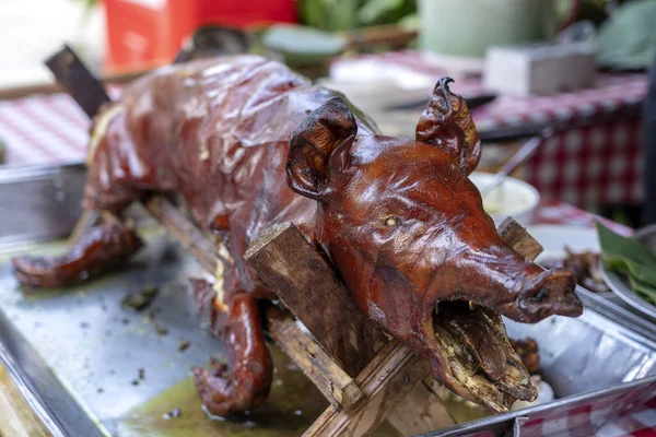 Rostad gris på den traditionella grillen. Grillad gris på marknaden av Bali, Indonesien, närbild — Stockfoto