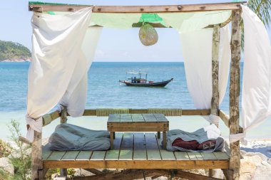 Gazebo ada Koh Phangan, Tayland mavi deniz suyu yakınında tropikal kum plajda beyaz perdeler ile rahatlatıcı için