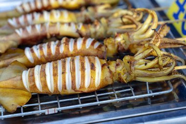 Ada Koh Phangan, Tayland sokak gıda pazarında satmak için ızgara Kalamarlar. Tayland mutfağı, büyük çekim