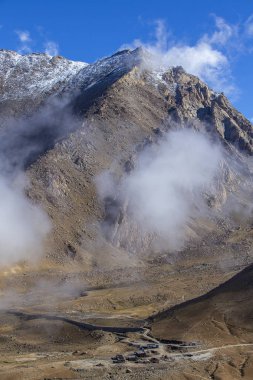 Hint Himalayalar, Ladakh, Hindistan 'da sarma yol ve görkemli kayalık dağların görünümü. Doğa ve seyahat konsepti