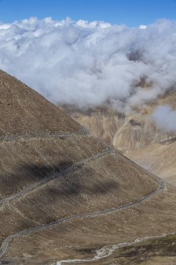 Hint Himalayalar, Ladakh, Hindistan 'da sarma yol ve görkemli kayalık dağların görünümü. Doğa ve seyahat konsepti