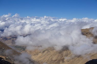 Hint Himalayalar, Ladakh bölgesi, Hindistan görkemli kayalık dağların görünümü. Doğa ve seyahat konsepti
