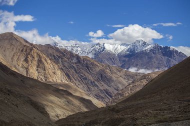 Hint Himalayalar, Ladakh bölgesi, Hindistan görkemli kayalık dağların görünümü. Doğa ve seyahat konsepti