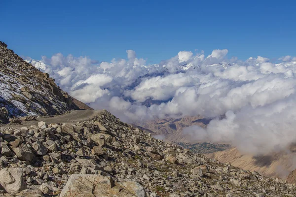 Pohled na majestátní skalnaté hory v indickém Himaláji, v regionu Ladakh, v Indii. Koncepce přírody a cestování — Stock fotografie