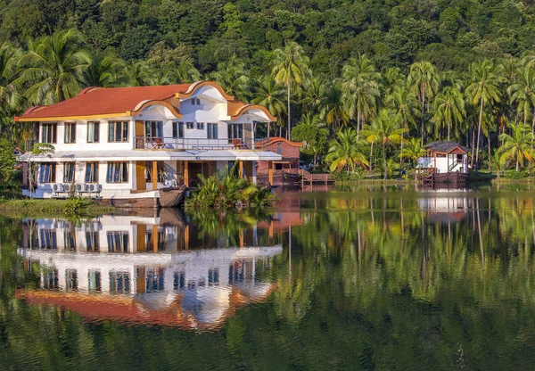 Tropický dům v podobě lodi u moře v džungli se zelenými palmami. Luxusní plážový resort na ostrově v Thajsku. Příroda a koncept cestování — Stock fotografie