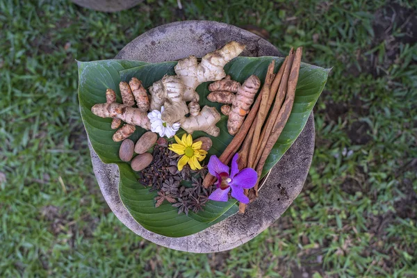 Doftande kryddor på ett grönt blad, närbild, uppifrån, Indonesien — Stockfoto