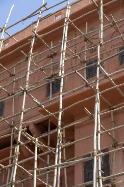 Ev deki bambu iskelesi, tadilat. Bina, pembe duvar ve pencere iskelesi. Jaipur, Hindistan