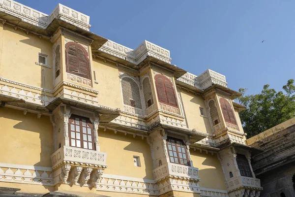 Detalhe da arquitetura, fachada decorada em Udaipur, Rajasthan, Índia — Fotografia de Stock