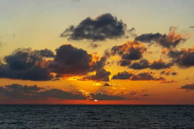 Deniz suyunun üzerinde güzel gün doğumu. Yaz tatili konsepti. Tayland