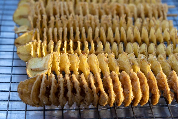 Comida insalubre, batatas fritas de cozinha, comida de rua, um deleite, fritando gordura, comida insalubre no mercado da Tailândia — Fotografia de Stock