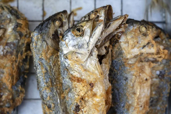 El vendedor ambulante tailandés vende pescado a la parrilla en el mercado callejero de Koh Phangan, Tailandia. De cerca. — Foto de Stock