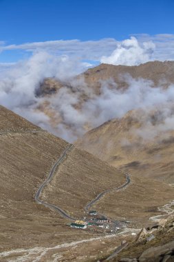 Hint Himalayalar, Ladakh, Hindistan 'da sarma yol ve görkemli kayalık dağların görünümü. Doğa ve seyahat konsepti