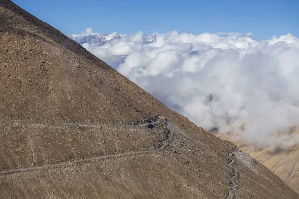 Vista da estrada sinuosa e majestosas montanhas rochosas no Himalaia indiano, Ladakh, Índia. Natureza e conceito de viagem — Fotografia de Stock