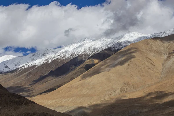 Tekintettel a fenséges sziklás hegyek indiai Himalája, Ladakh régió, India. A természet és az utazás fogalma — Stock Fotó