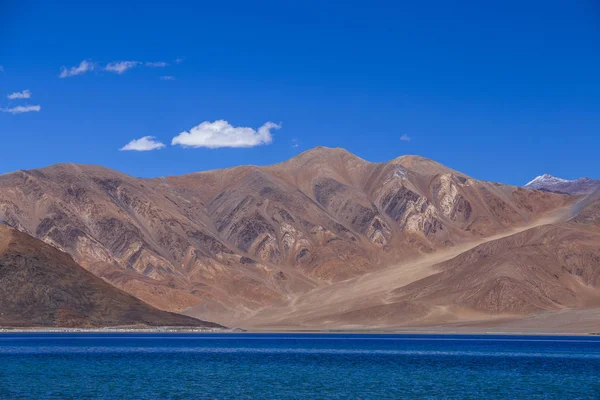 Vista de majestuosas montañas rocosas contra el cielo azul y el lago Pangong en el Himalaya indio, región de Ladakh, India. Naturaleza y concepto de viaje —  Fotos de Stock