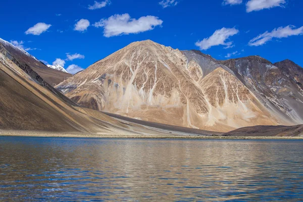 View of majestic rocky mountains against the blue sky and lake Pangong in Indian Himalayas, Ladakh region, India. Nature and travel concept — Stock Photo, Image