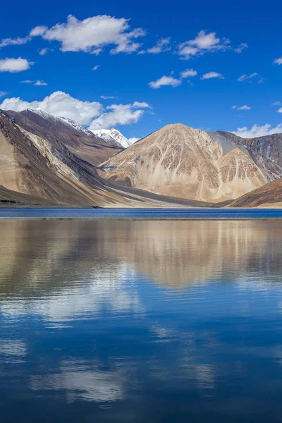 Vista de majestuosas montañas rocosas contra el cielo azul y el lago Pangong en el Himalaya indio, región de Ladakh, India. Naturaleza y concepto de viaje — Foto de Stock