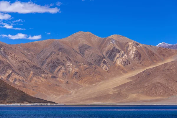 Tekintettel a fenséges sziklás hegyek ellen, a kék eget és a tó Pangong az indiai Himalája, Ladakh régió, India. A természet és az utazás fogalma — Stock Fotó