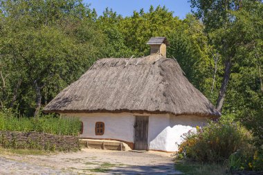 Ukrayna'da sazdan çatılı eski ev. Bir saman çatı ile Antik geleneksel Ukrayna evi